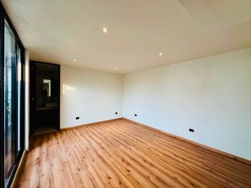 CASA EN VENTA REMODELADA 49 PONIENTE A PIE DE CALLE SOBRE AVENIDA COMERCIAL