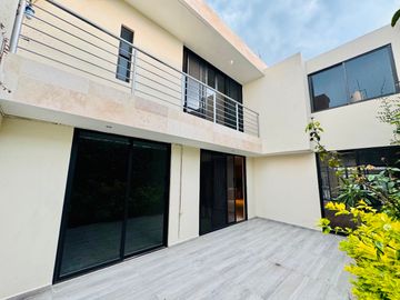 CASA EN VENTA REMODELADA 49 PONIENTE A PIE DE CALLE SOBRE AVENIDA COMERCIAL