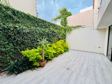CASA EN VENTA REMODELADA 49 PONIENTE A PIE DE CALLE SOBRE AVENIDA COMERCIAL