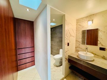 CASA EN VENTA REMODELADA 49 PONIENTE A PIE DE CALLE SOBRE AVENIDA COMERCIAL