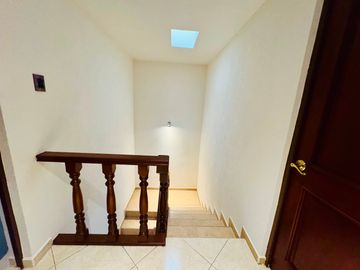 CASA EN VENTA REMODELADA 49 PONIENTE A PIE DE CALLE SOBRE AVENIDA COMERCIAL