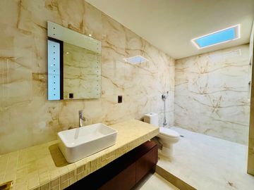 CASA EN VENTA REMODELADA 49 PONIENTE A PIE DE CALLE SOBRE AVENIDA COMERCIAL