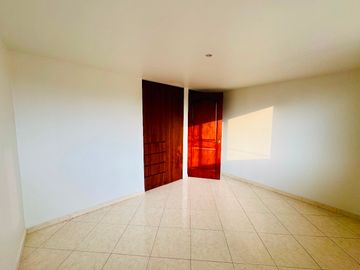 CASA EN VENTA REMODELADA 49 PONIENTE A PIE DE CALLE SOBRE AVENIDA COMERCIAL