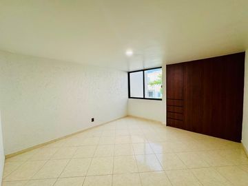 CASA EN VENTA REMODELADA 49 PONIENTE A PIE DE CALLE SOBRE AVENIDA COMERCIAL