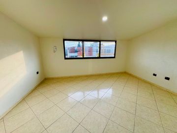 CASA EN VENTA REMODELADA 49 PONIENTE A PIE DE CALLE SOBRE AVENIDA COMERCIAL