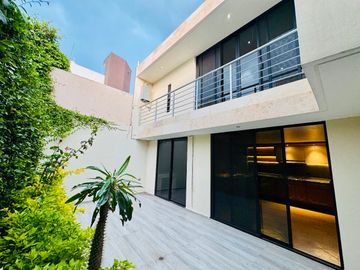 CASA EN VENTA REMODELADA 49 PONIENTE A PIE DE CALLE SOBRE AVENIDA COMERCIAL