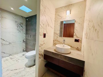 CASA EN VENTA REMODELADA 49 PONIENTE A PIE DE CALLE SOBRE AVENIDA COMERCIAL