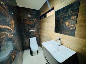 CASA EN VENTA REMODELADA 49 PONIENTE A PIE DE CALLE SOBRE AVENIDA COMERCIAL