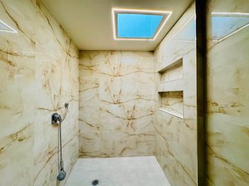 CASA EN VENTA REMODELADA 49 PONIENTE A PIE DE CALLE SOBRE AVENIDA COMERCIAL