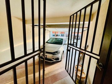 CASA EN VENTA REMODELADA 49 PONIENTE A PIE DE CALLE SOBRE AVENIDA COMERCIAL