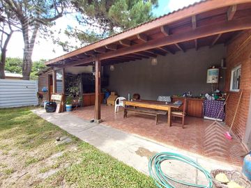 Hermoso Chalet   Cabaña en lote de 500m2, a metros del mar!!  Nueva Atlantis.