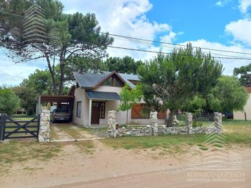 Hermoso Chalet   Cabaña en lote de 500m2, a metros del mar!!  Nueva Atlantis.