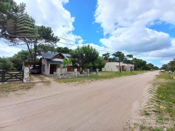 Hermoso Chalet   Cabaña en lote de 500m2, a metros del mar!!  Nueva Atlantis.