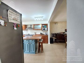Hermoso Chalet   Cabaña en lote de 500m2, a metros del mar!!  Nueva Atlantis.
