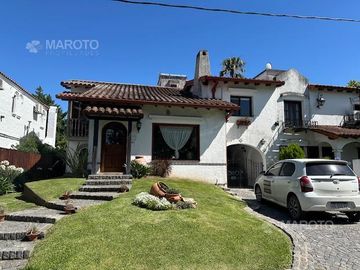 CASA EN VENTA EN BARRIO ARANJUEZ CON CUATRO DORMITORIOS