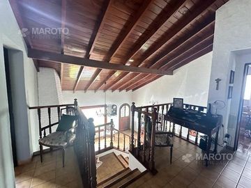 CASA EN VENTA EN BARRIO ARANJUEZ CON CUATRO DORMITORIOS