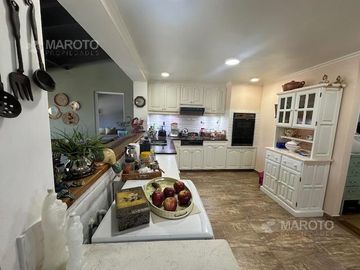 CASA EN VENTA EN BARRIO ARANJUEZ CON CUATRO DORMITORIOS