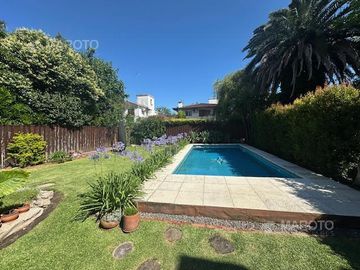 CASA EN VENTA EN BARRIO ARANJUEZ CON CUATRO DORMITORIOS