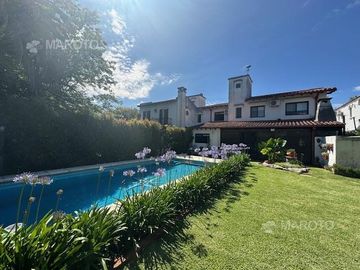 CASA EN VENTA EN BARRIO ARANJUEZ CON CUATRO DORMITORIOS