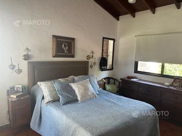 CASA EN VENTA EN BARRIO ARANJUEZ CON CUATRO DORMITORIOS