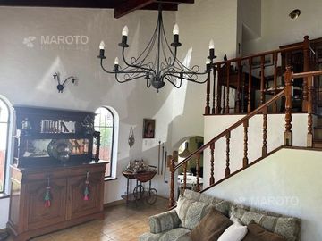 CASA EN VENTA EN BARRIO ARANJUEZ CON CUATRO DORMITORIOS
