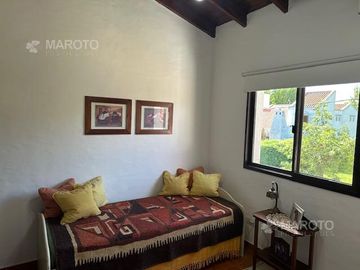 CASA EN VENTA EN BARRIO ARANJUEZ CON CUATRO DORMITORIOS