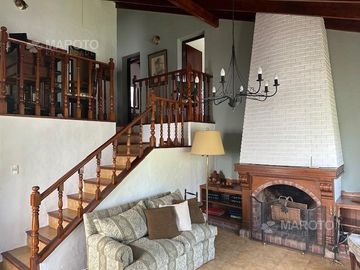 CASA EN VENTA EN BARRIO ARANJUEZ CON CUATRO DORMITORIOS