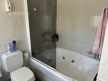 CASA EN VENTA EN BARRIO ARANJUEZ CON CUATRO DORMITORIOS