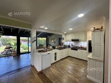 CASA EN VENTA EN BARRIO ARANJUEZ CON CUATRO DORMITORIOS