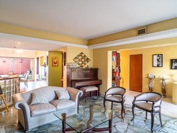 Casa de 5 Ambientes con parque y pileta. Villa Urquiza