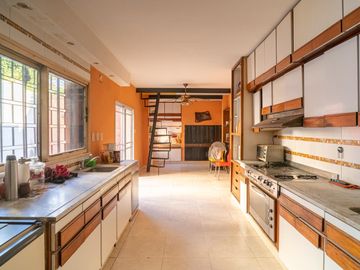 Casa de 5 Ambientes con parque y pileta. Villa Urquiza