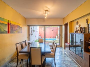 Casa de 5 Ambientes con parque y pileta. Villa Urquiza