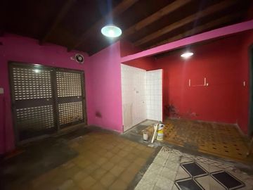 CASA EN VENTA EN LA PLATA TRES DORMITORIOS PATIO
