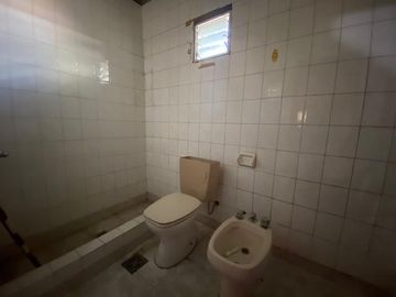 CASA EN VENTA EN LA PLATA TRES DORMITORIOS PATIO