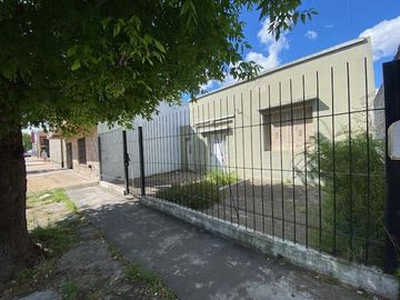 CASA EN VENTA EN LA PLATA TRES DORMITORIOS PATIO