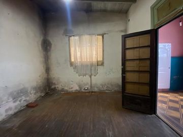 CASA EN VENTA EN LA PLATA TRES DORMITORIOS PATIO