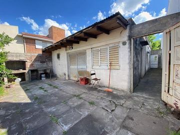 CASA EN VENTA EN LA PLATA TRES DORMITORIOS PATIO
