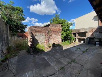 CASA EN VENTA EN LA PLATA TRES DORMITORIOS PATIO