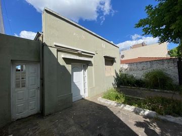 CASA EN VENTA EN LA PLATA TRES DORMITORIOS PATIO