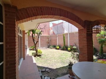 Se Vende Casasa en Carretas, Gran Ubicación, 4 Recamaras, 5.5 Baños, Cto de Serv