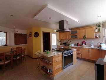 Se Vende Casasa en Carretas, Gran Ubicación, 4 Recamaras, 5.5 Baños, Cto de Serv