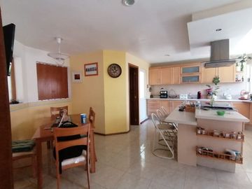 En Venta Casasa en Carretas, Gran Ubicación, 4 Recamaras, 5.5 Baños, Cto de Serv