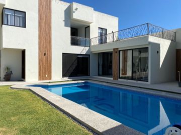 Casa en venta en Atlixco, a unos metros de la Aldea con alberca y 4 recámaras