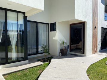 Casa en venta en Atlixco, a unos metros de la Aldea con alberca y 4 recámaras