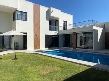 Casa en venta en Atlixco, a unos metros de la Aldea con alberca y 4 recámaras