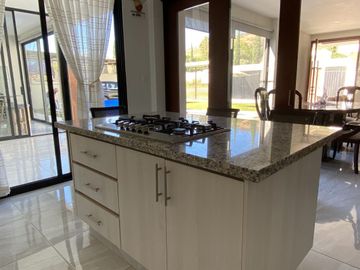 Casa en venta en Atlixco, a unos metros de la Aldea con alberca y 4 recámaras