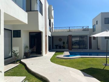 Casa en venta en Atlixco, a unos metros de la Aldea con alberca y 4 recámaras