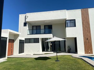 Casa en venta en Atlixco, a unos metros de la Aldea con alberca y 4 recámaras
