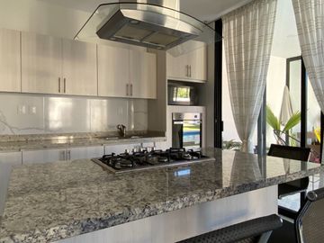 Casa en venta en Atlixco, a unos metros de la Aldea con alberca y 4 recámaras