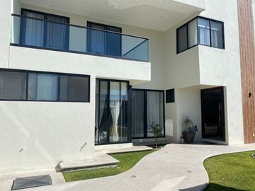 Casa en venta en Atlixco, a unos metros de la Aldea con alberca y 4 recámaras